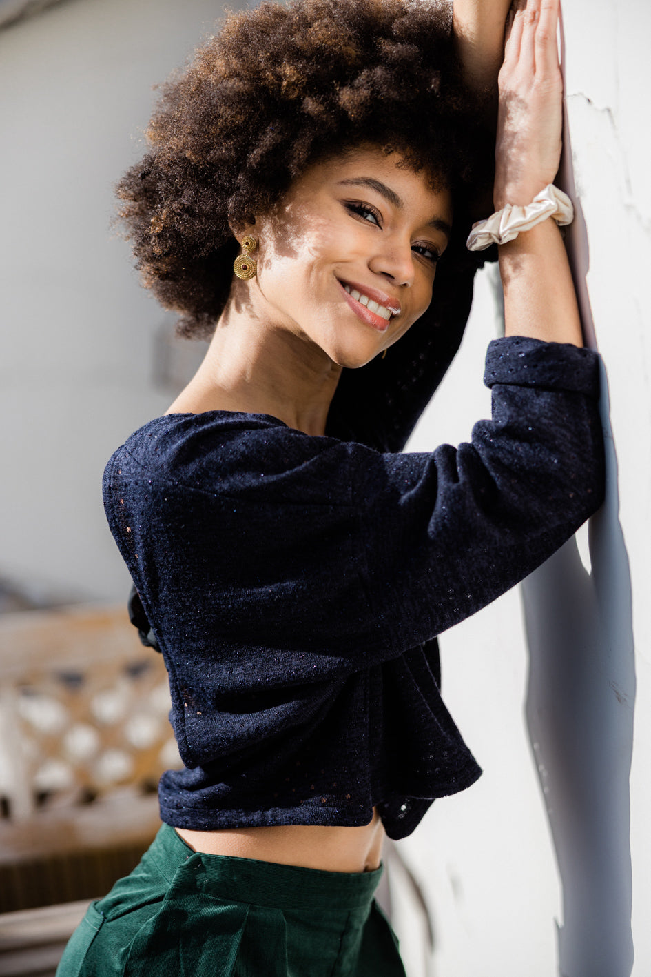 Vue du pull Léa de côté, porté par la mannequin. Vue des manches raglans.
