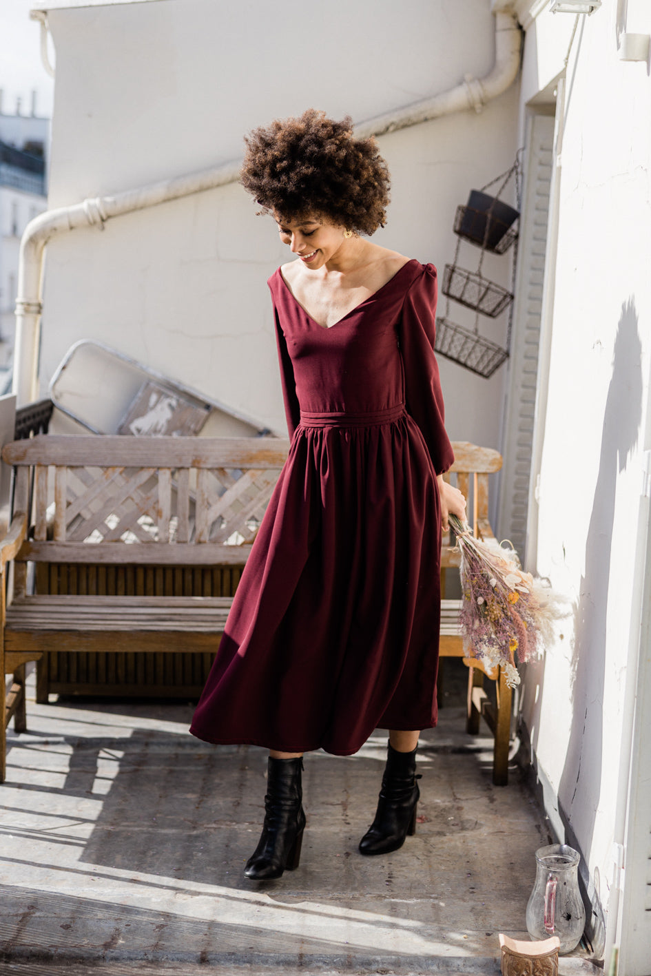 Robe 'Prune' en soie bordeaux, vue complète avec décolleté en V, dos nu et ceinture à plis.