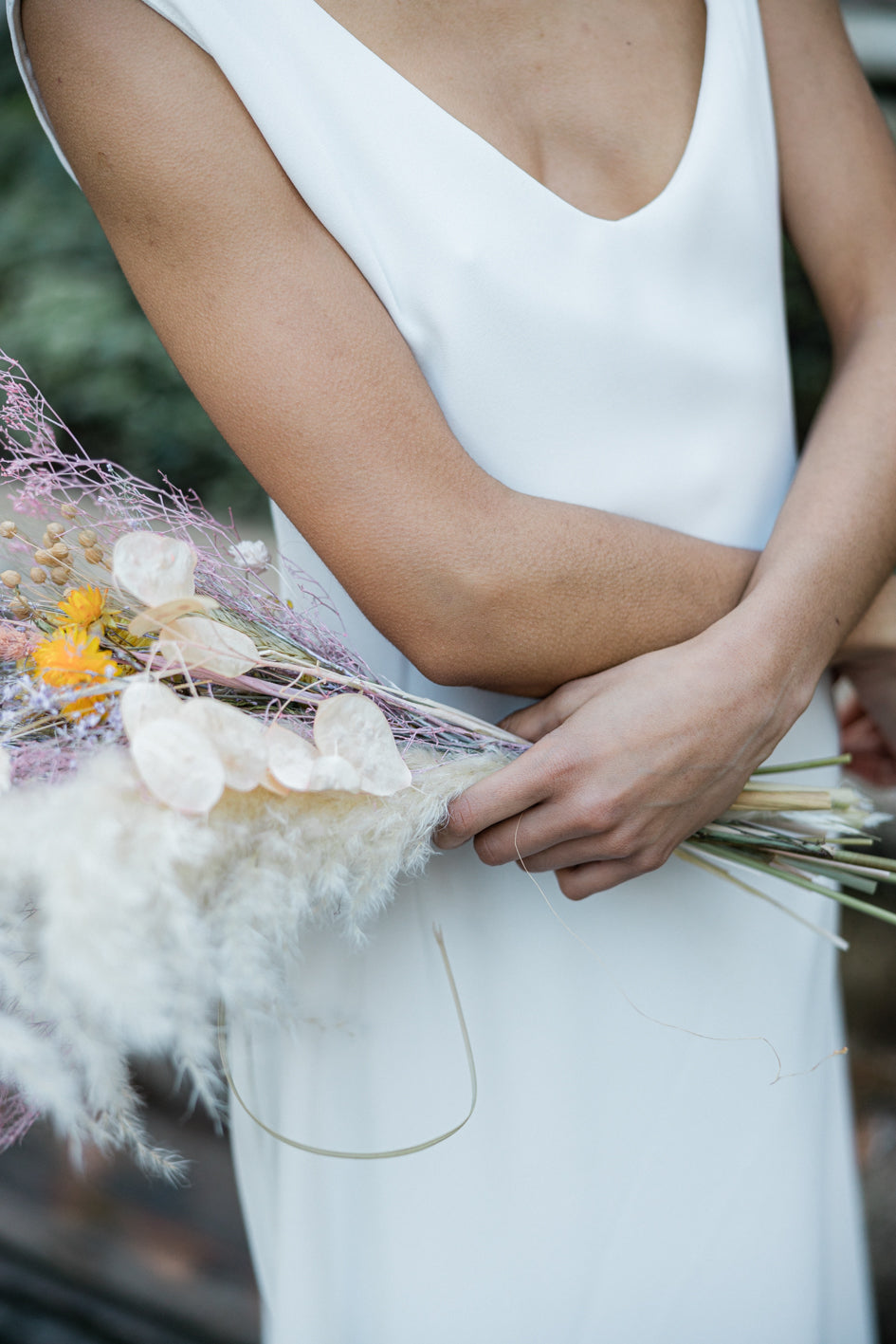 Robe de Mariage "L'innocente" - Simplicité Élégante en Soie et Dentelle