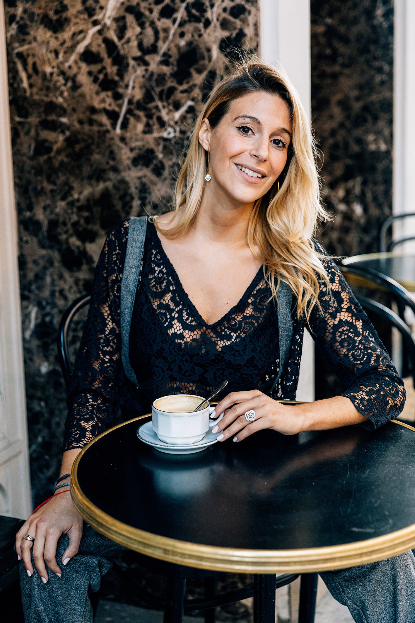Crop-top 'Lola' en dentelle noire, décolleté en V, manches 3/4, porté par un modèle