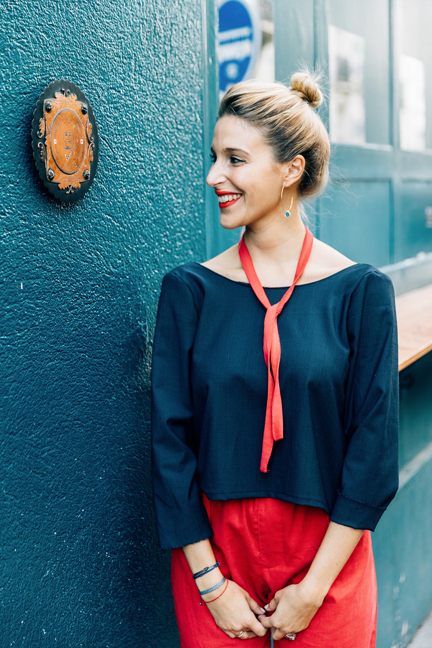 Ensemble 'Victoria' avec pantalon en velours rouge et crop-top en coton Super100, porté par un modèle