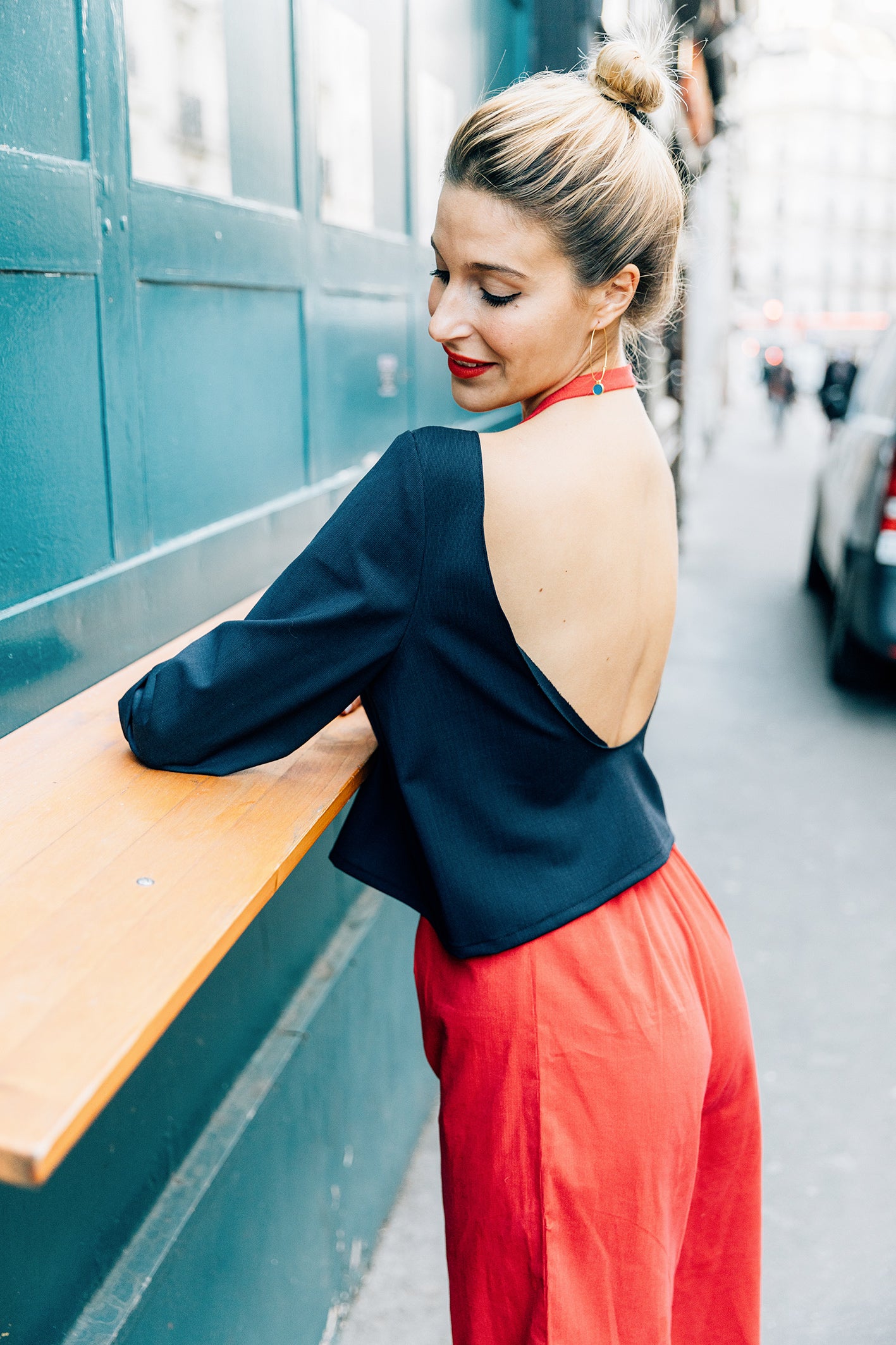 Crop-top en coton Super100 avec ruban en velours rouge, de l'ensemble 'Victoria