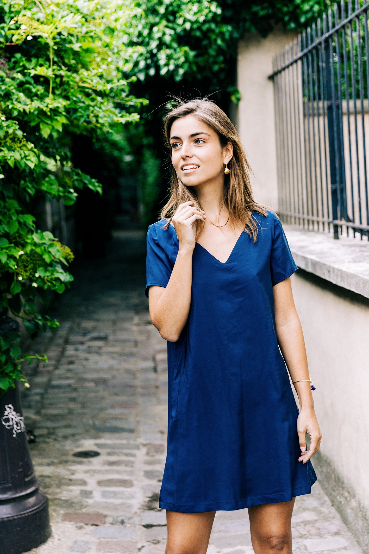 Robe 'Maureen' en soie bleue marine. Vue complète de face avec le décolleté V avant et les manches courtes.