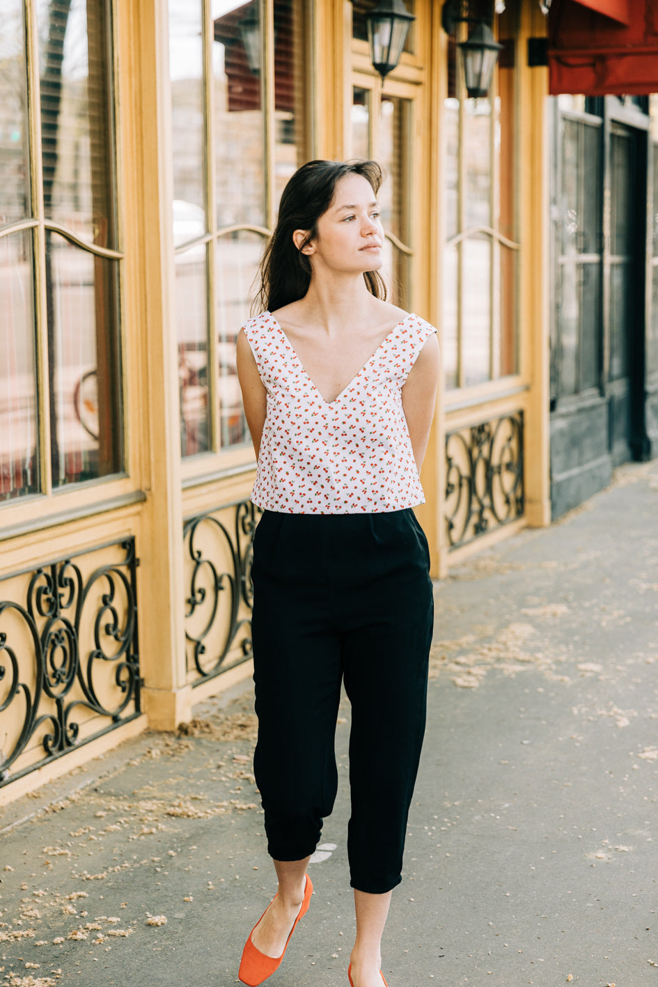 Top 'Jade' avec coupe courte et ajustée, motif cerises