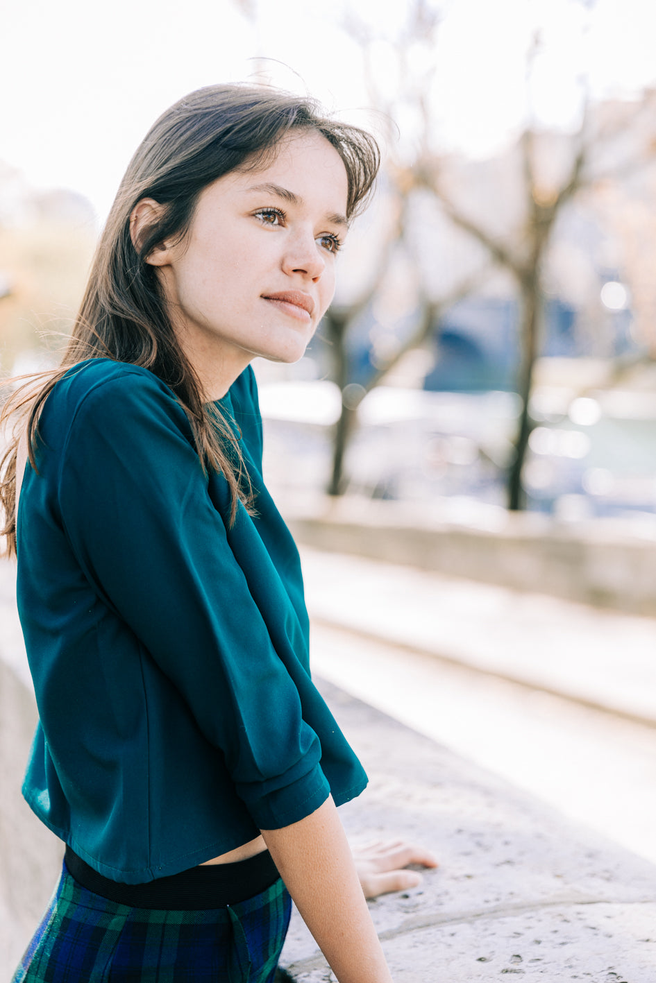 Top dos nu en soie et coton vert foncé, avec encolure ronde et manches 3/4, de l'ensemble 'Charlotte