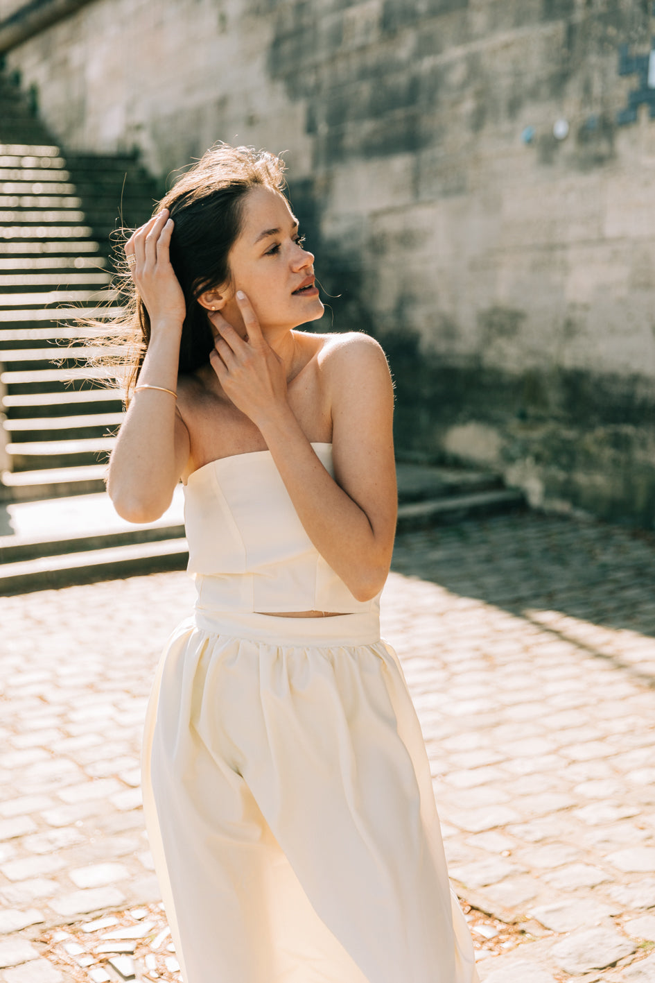 Robe deux pièces 'Camille' en coton et soie jaune citron portée par un modèle