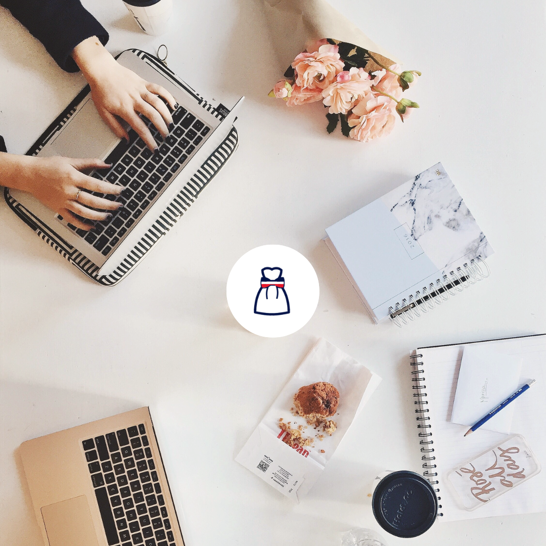 Image d'un ordinateur pour passer une commande en ligne de robe sur mesure