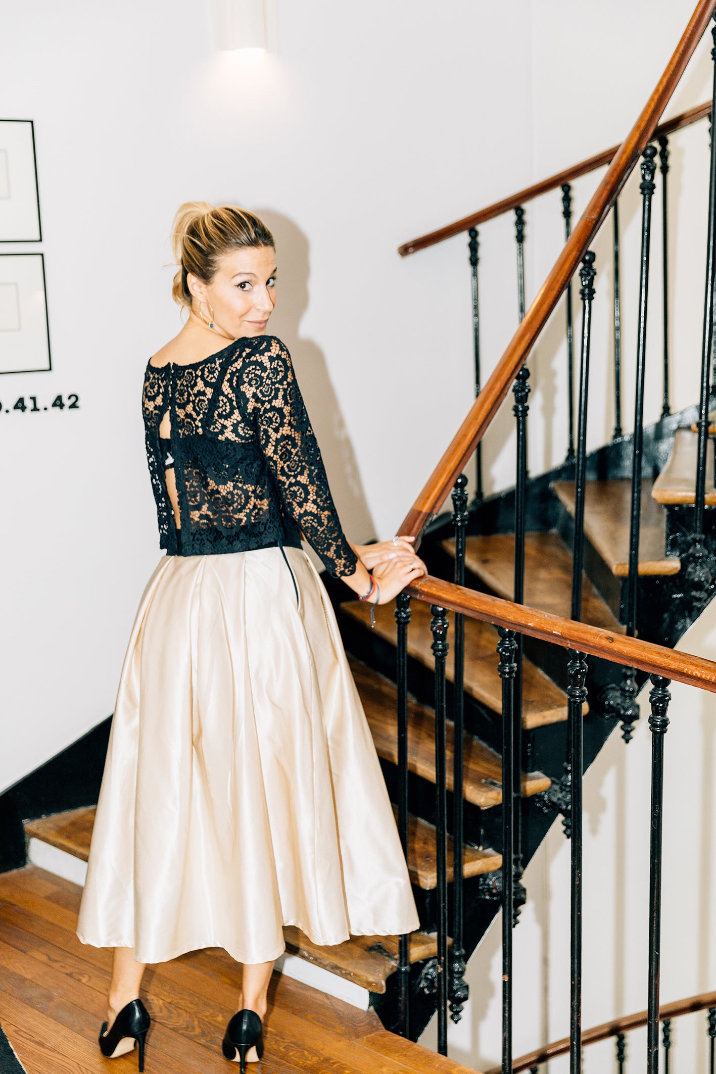 Vue de dos complète du crop top "Lola" en dentelle noire et de la jupe "Emma" en taffetas de soie doré. Détails des 4 boutons dorés sur le dos.