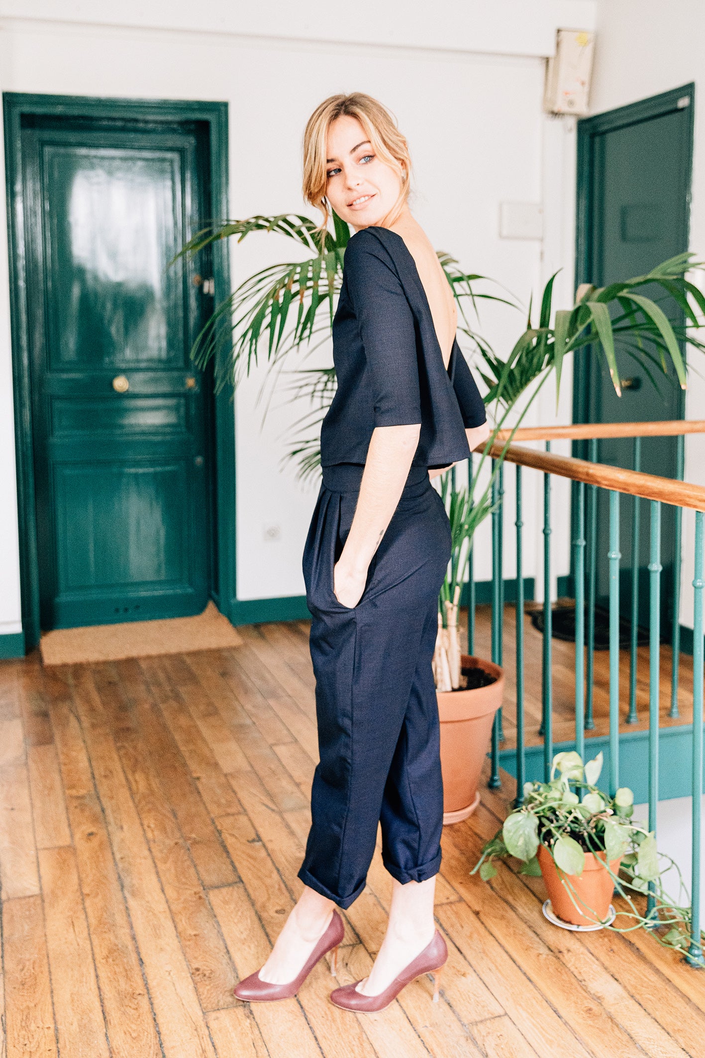 Ensemble 'Apolline' avec pantalon tailleur et top dos nu en coton Super 100, porté par un modèle. Vue de dos