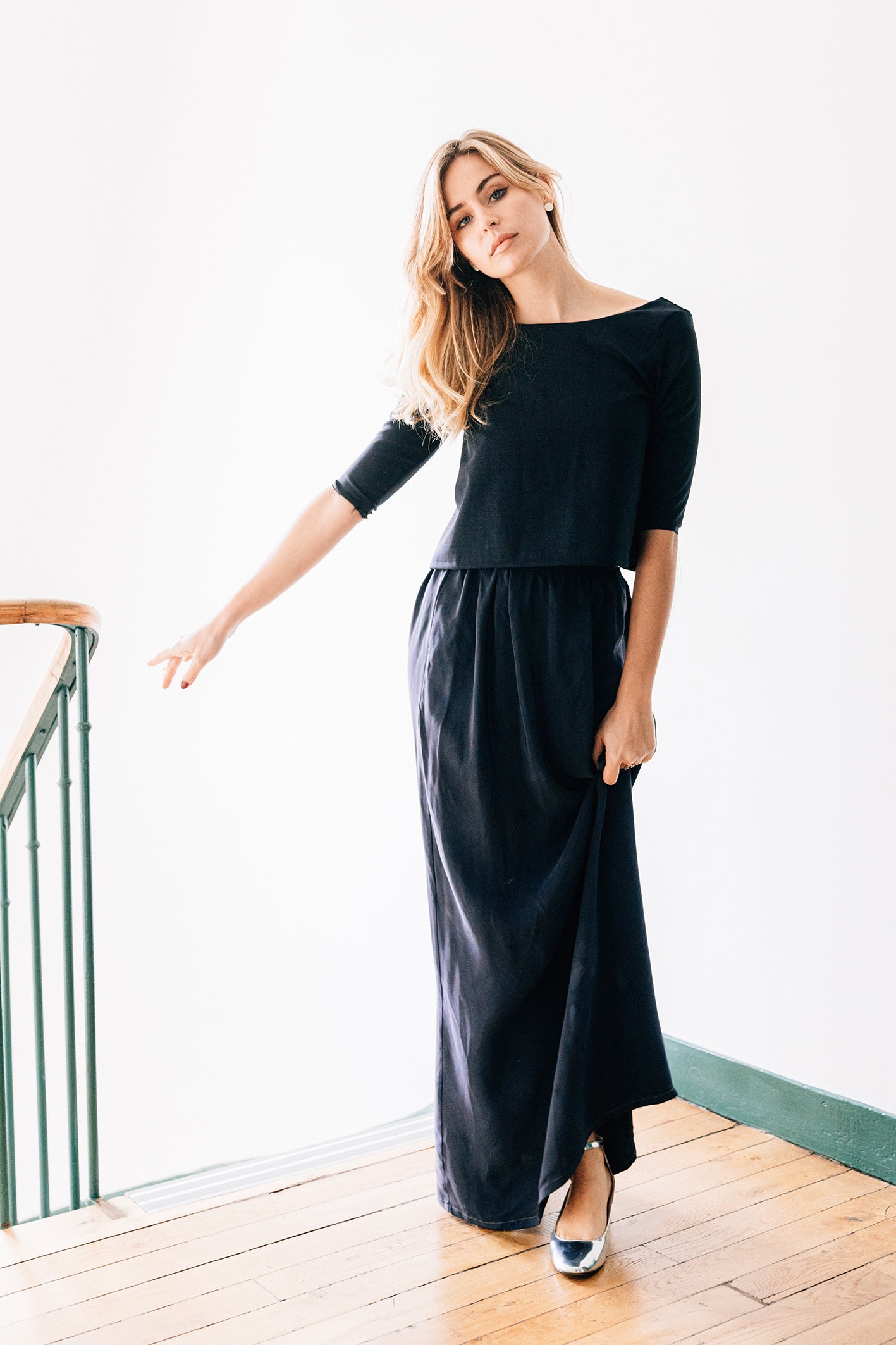 Ensemble 'Marina' avec jupe longue et top dos nu en soie noire, porté par un modèle