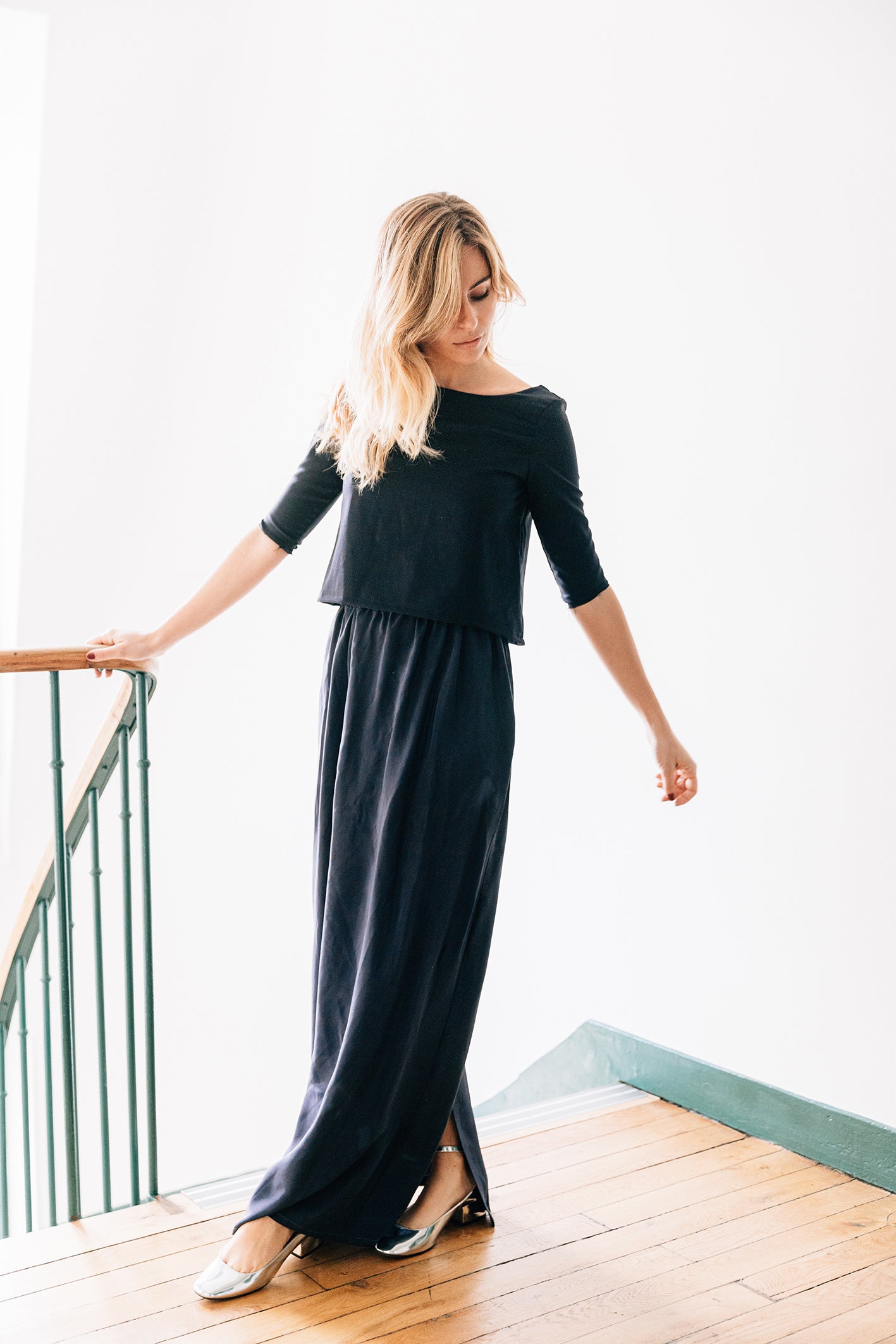 Ensemble 'Marina' avec jupe longue et top dos nu en soie noire, porté par un modèle. Vue complète de face