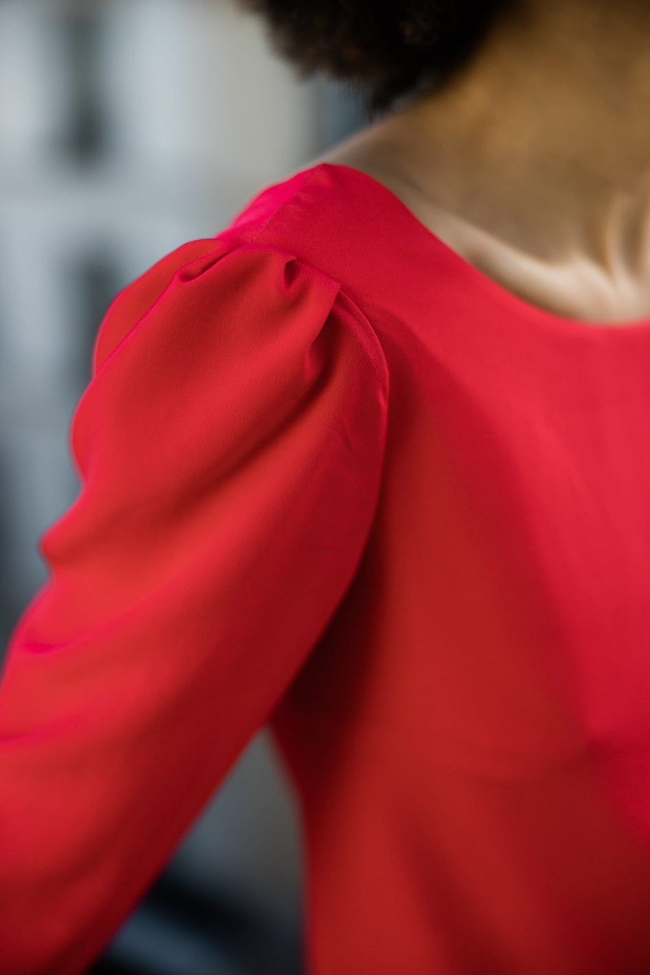 détails des manches gansées sur la tête d'épaule créant un volume de la robe en soie "Léonie"