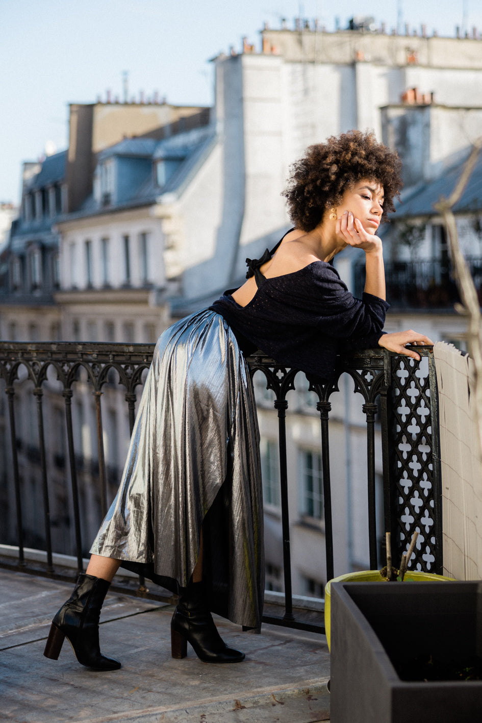 Jupe en lurex scintillante 'Mickela' portée par un modèle. Vue de côté
