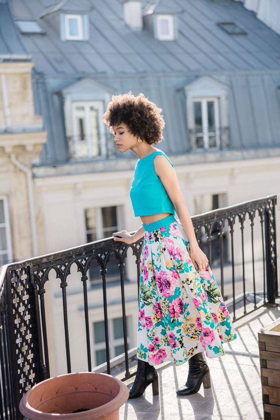 Ensemble 'Iris' avec jupe patineuse version longue en coton et crop-top en soie turquoise, porté par un modèle