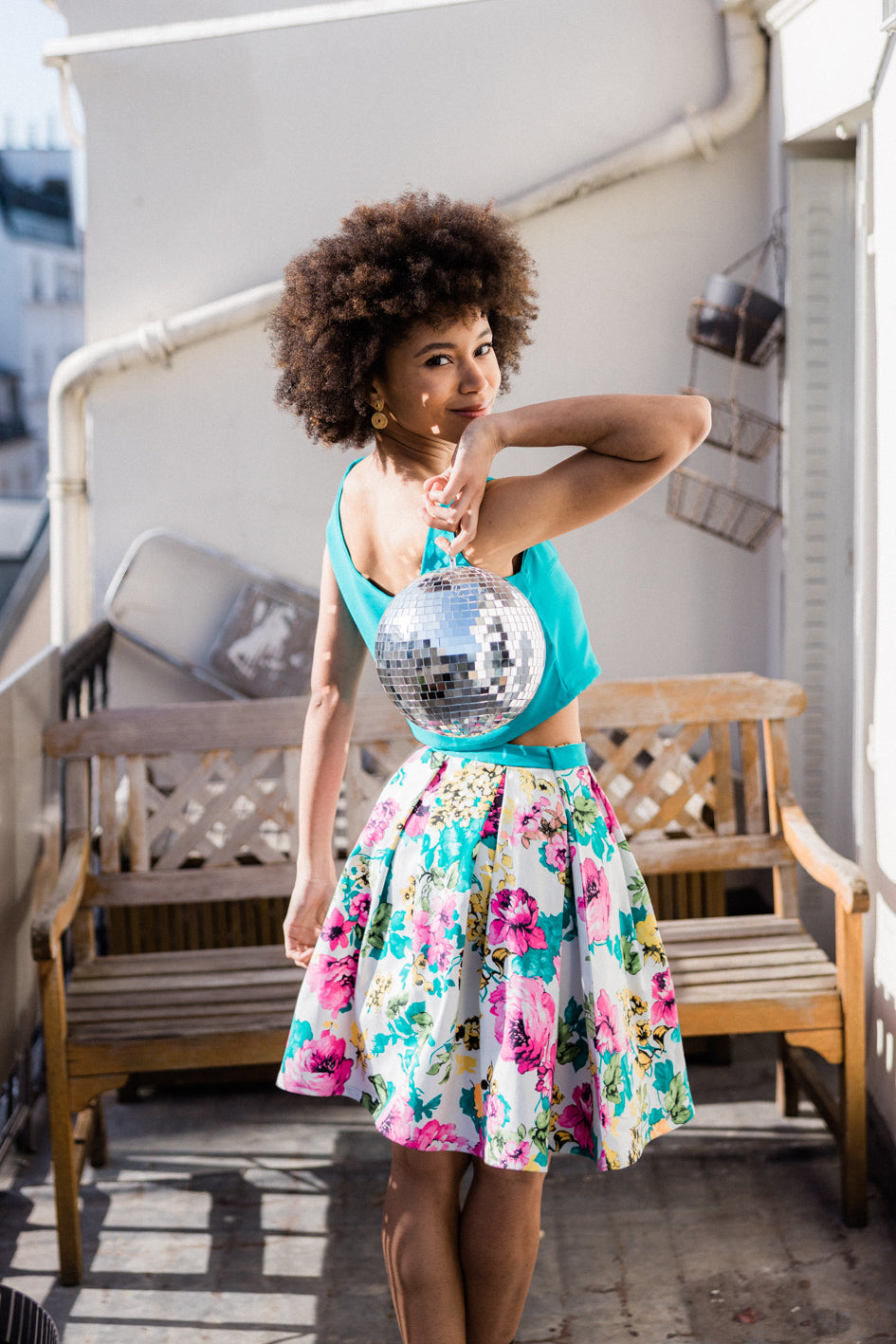 Ensemble 'Iris' avec jupe patineuse version courte en coton et crop-top en soie turquoise, porté par un modèle