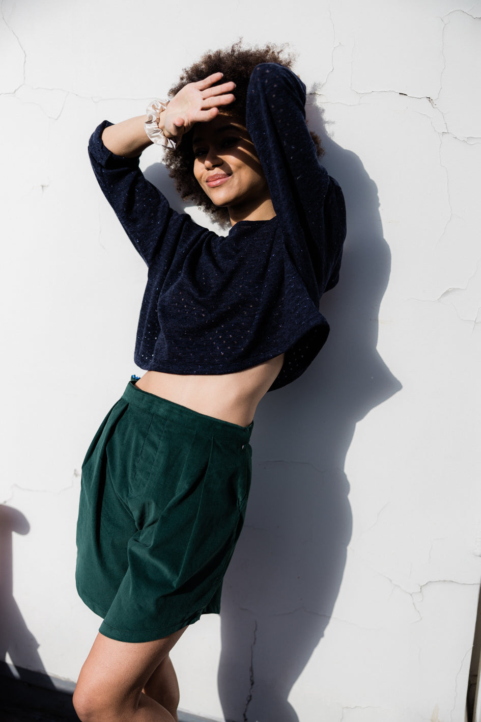 Short 'Gwenaëlle' en velours de coton vert, vue complète avec ceinture et plis