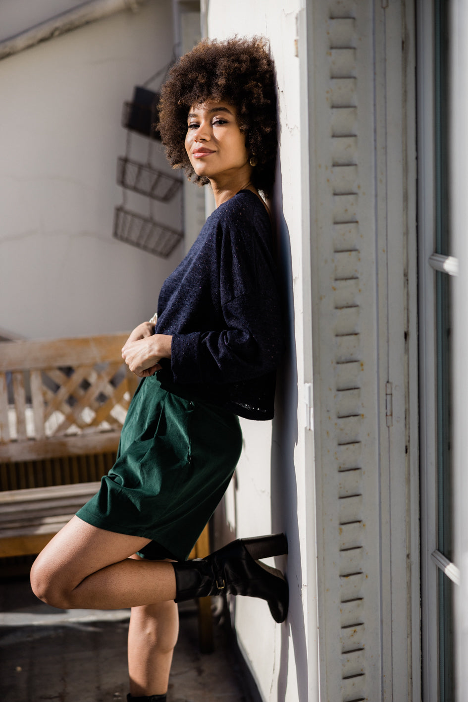 Vue de côté du short "Gwenaëlle" en velours de coton vert.