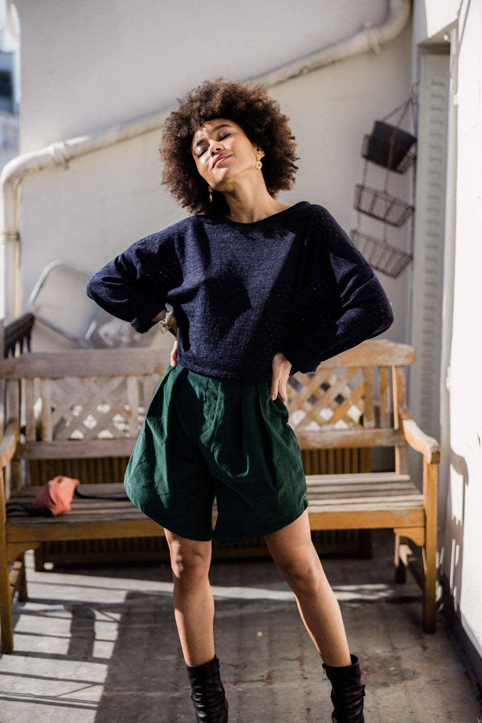 Vue complète de face, porté par la mannequin, du short "Gwenaelle" en velours de coton vert.