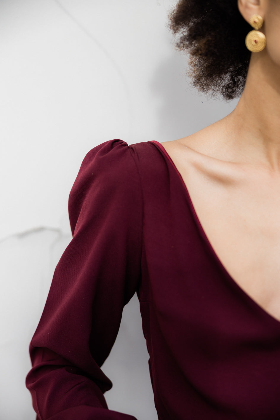 Détail des manches ballons avec élastique au poignet de la robe 'Prune' en soie