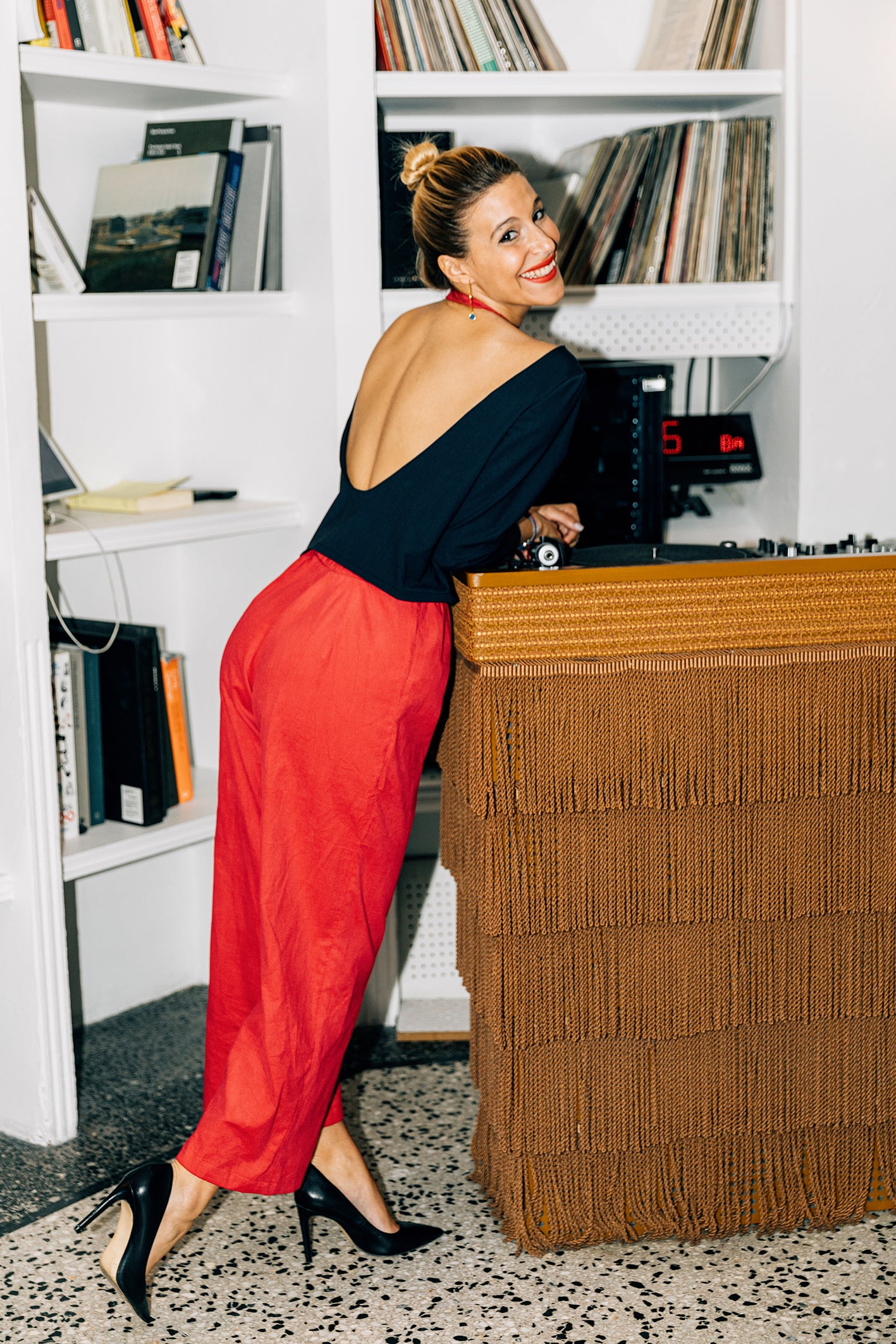 Ensemble 'Victoria' avec pantalon en velours rouge et crop-top en coton Super100, porté par un modèle. Vue de dos