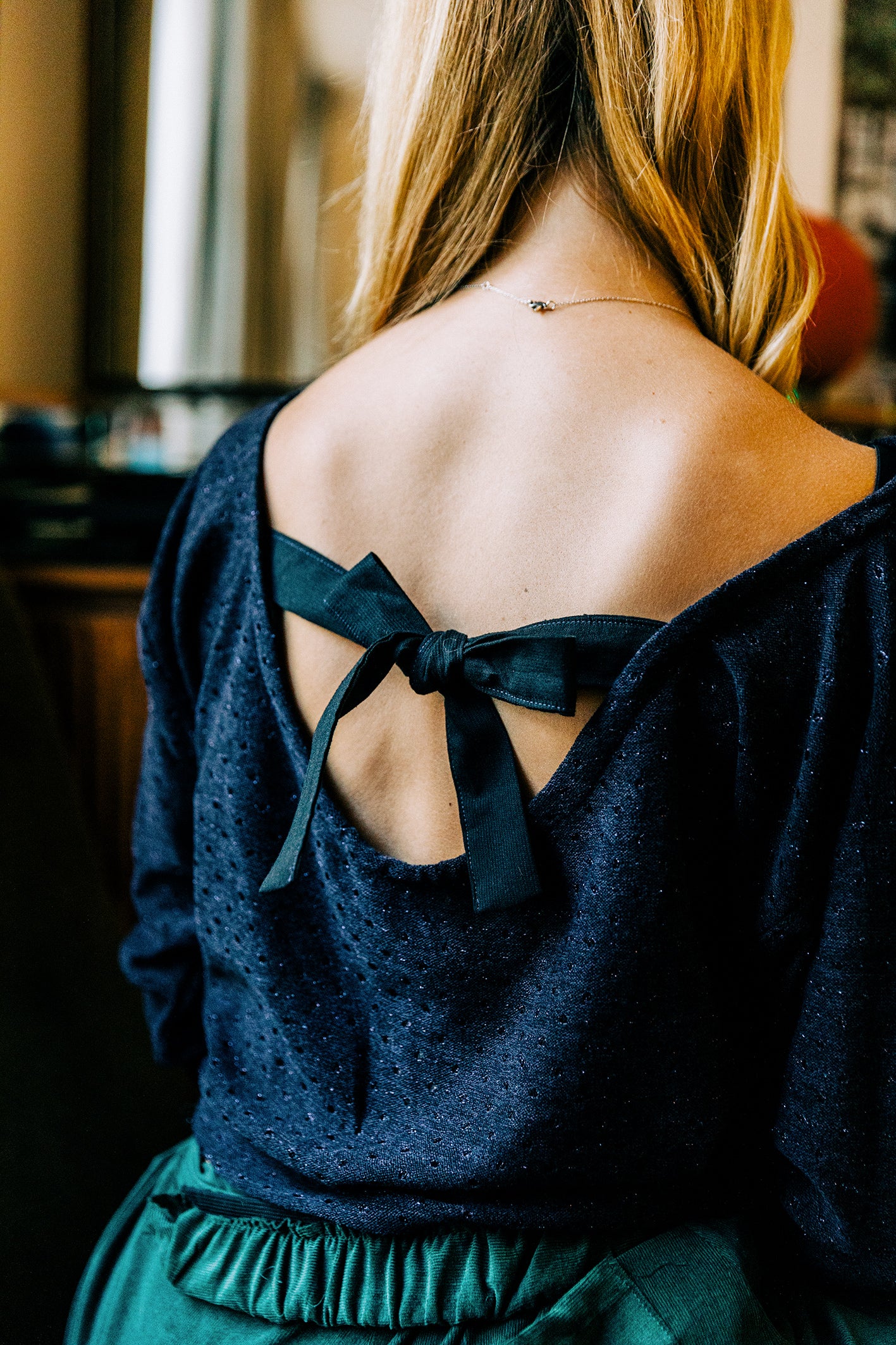 Détail du dos avec le ruban en soie noire à nouer au dos du pull "Léa"