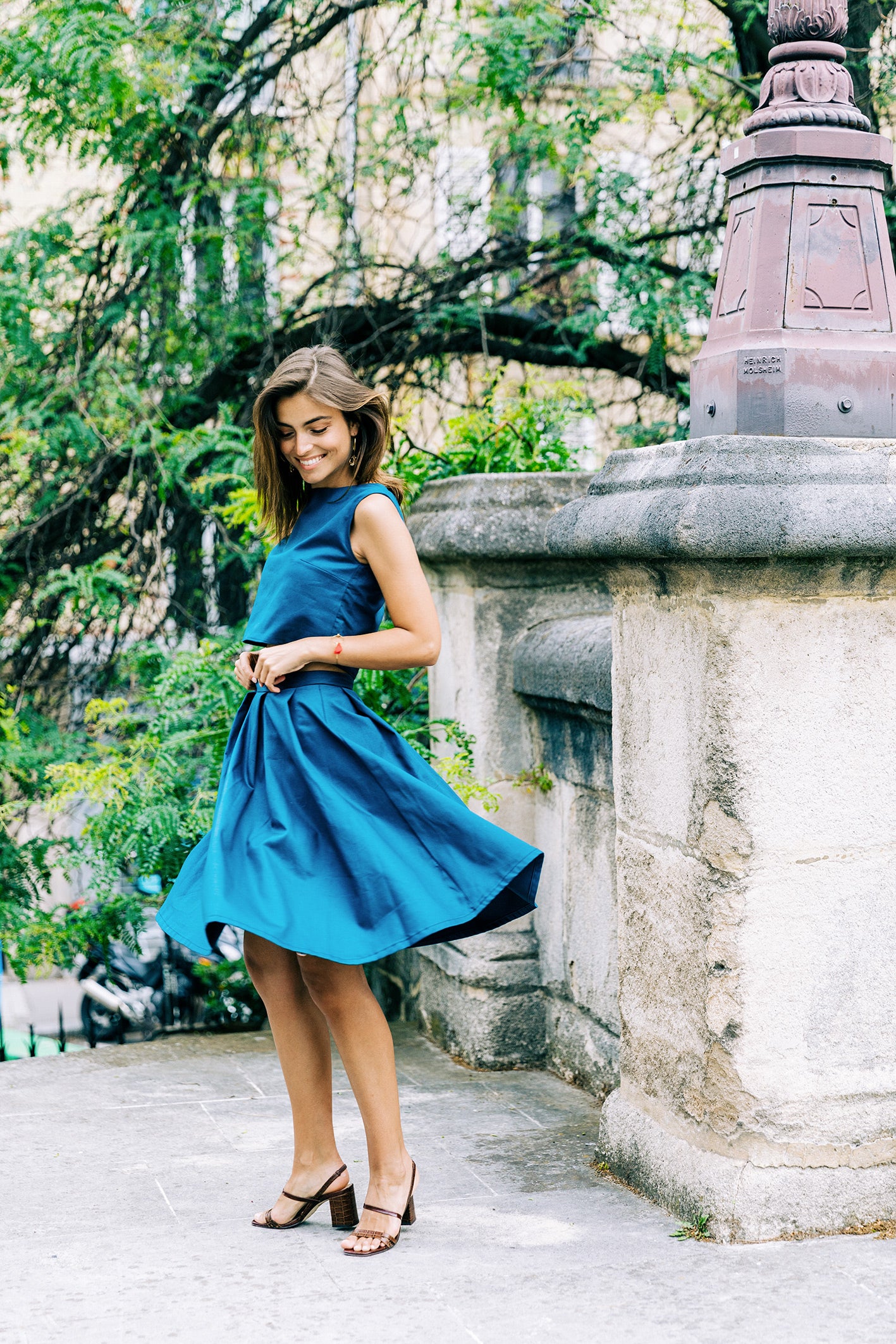 Détails du mouvement et de la fluidité du tissu de la jupe de l'ensemble "Lucille"