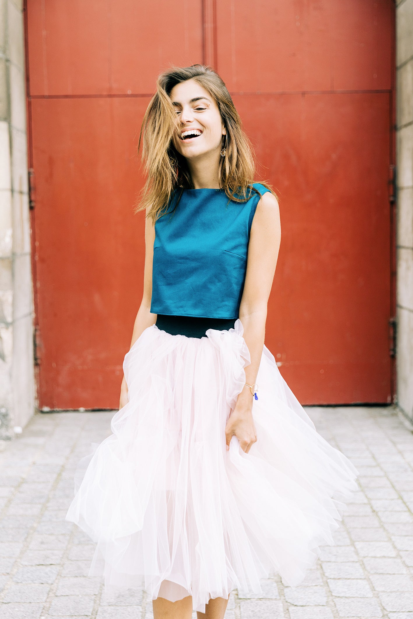 Ensemble 'Carrie' avec jupe en tulle de soie rose pastel et crop-top en coton bleu, porté par un modèle