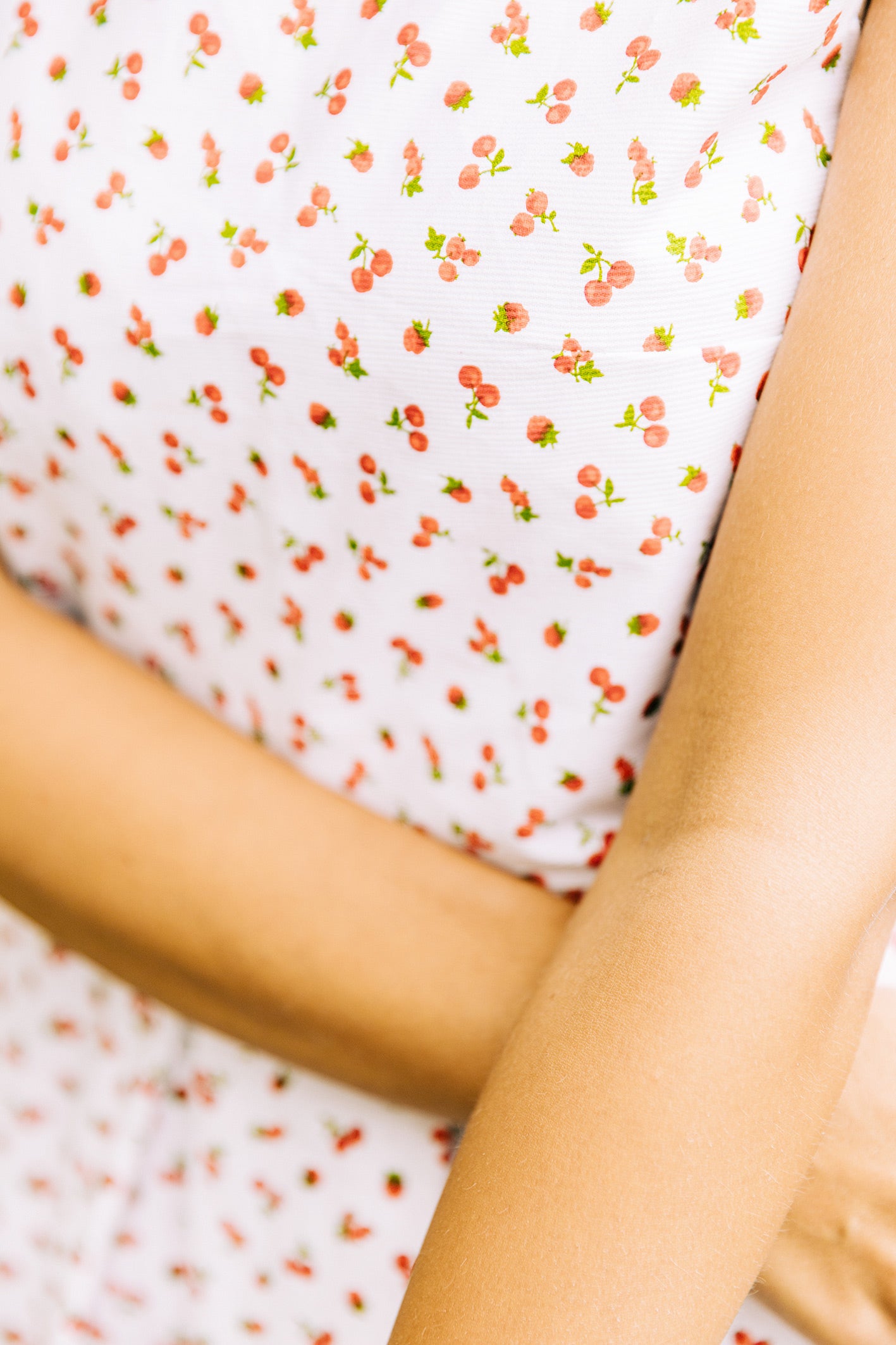 Motifs cerise sur le tissu en piqué de coton de la robe 'Laura'