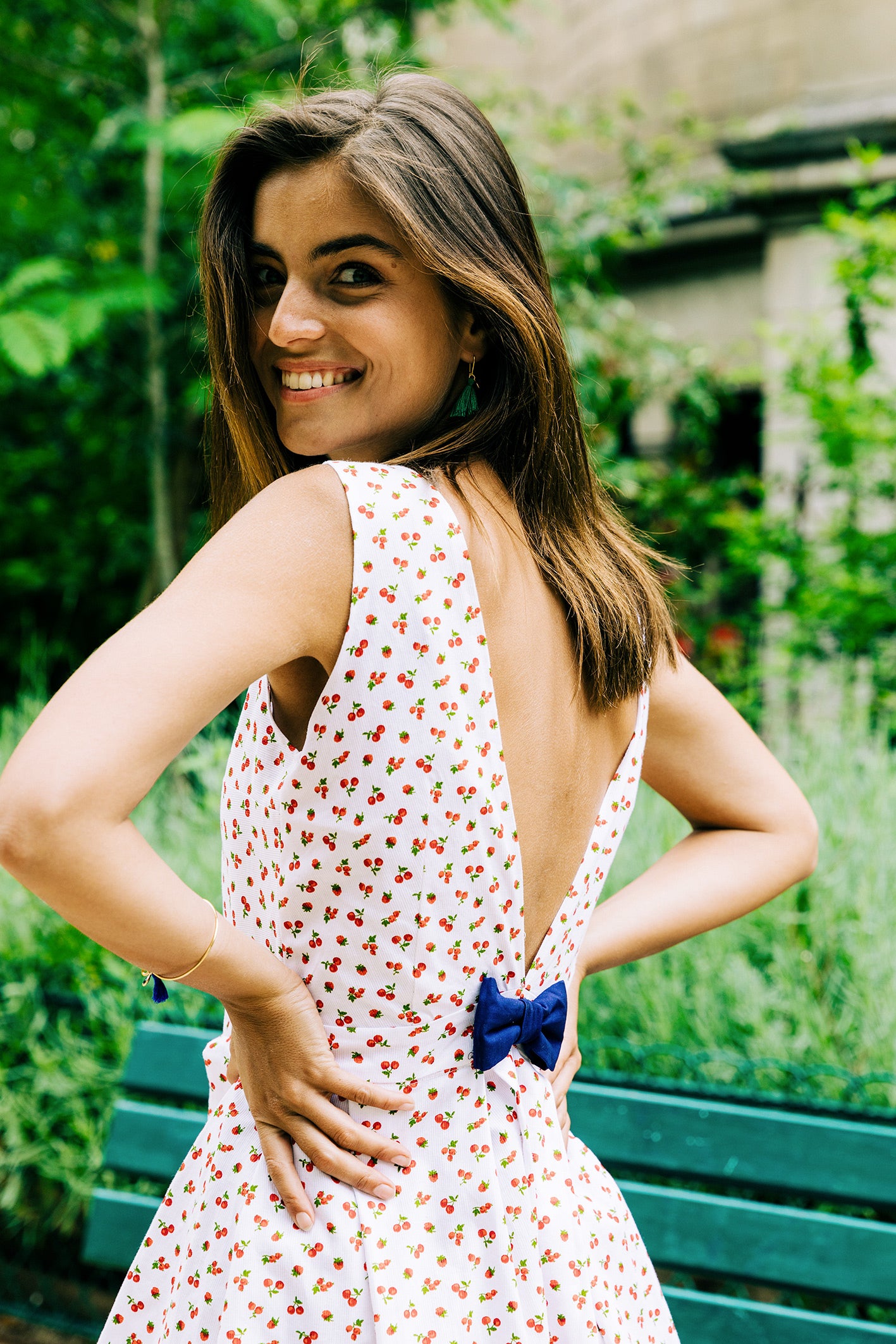 Vue complète de dos du modèle divulguant le dos nu de la robe "Laura"