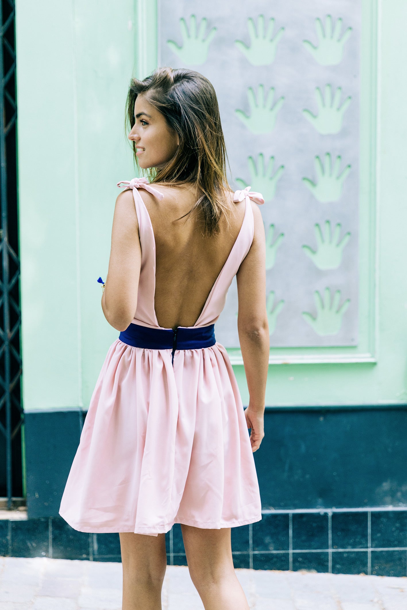 Dos nu profond de la robe 'Clarisse' en soie et coton rose pastel
