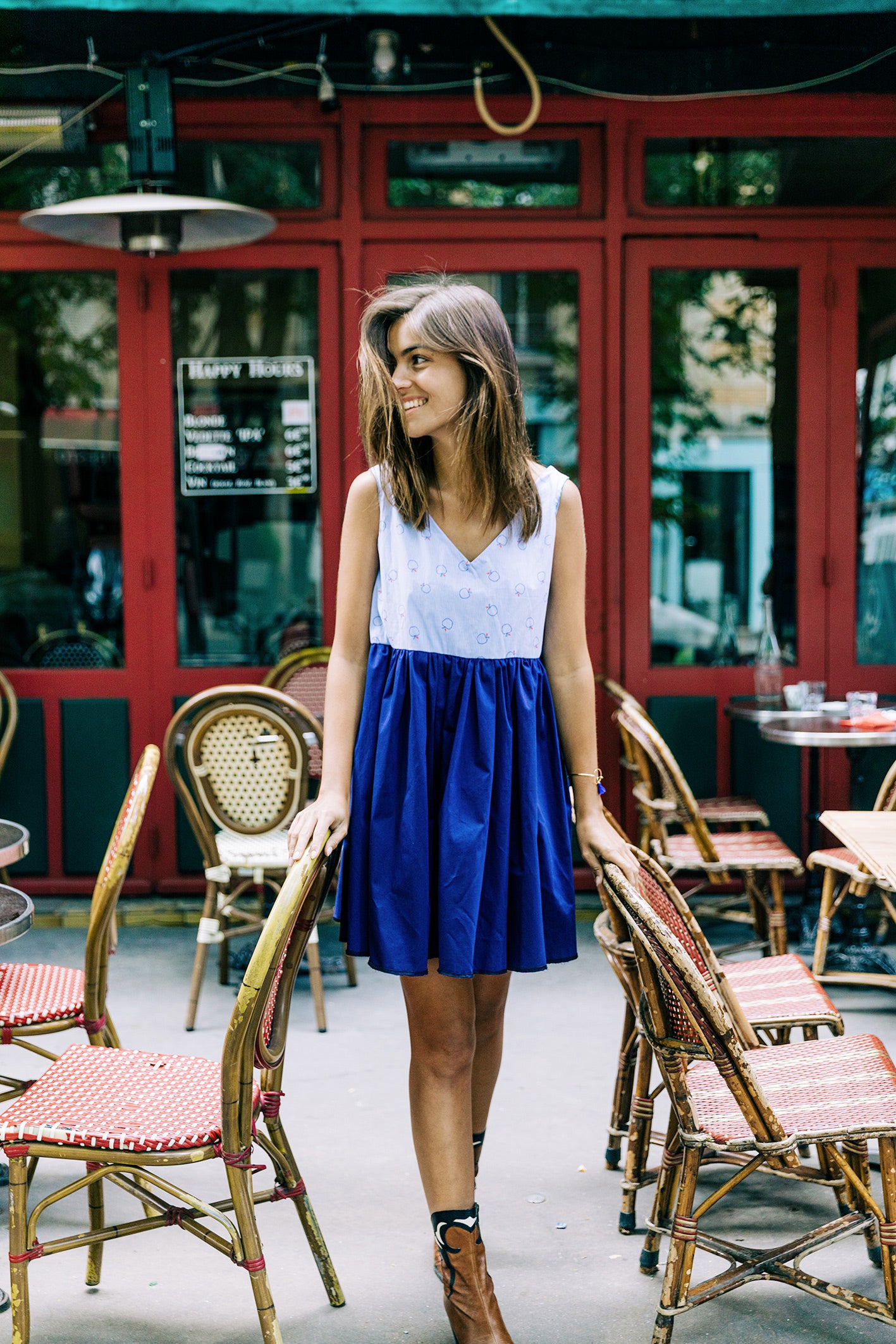 Détails du tissu et des fronces en coton bleu marine de la robe "Théa"