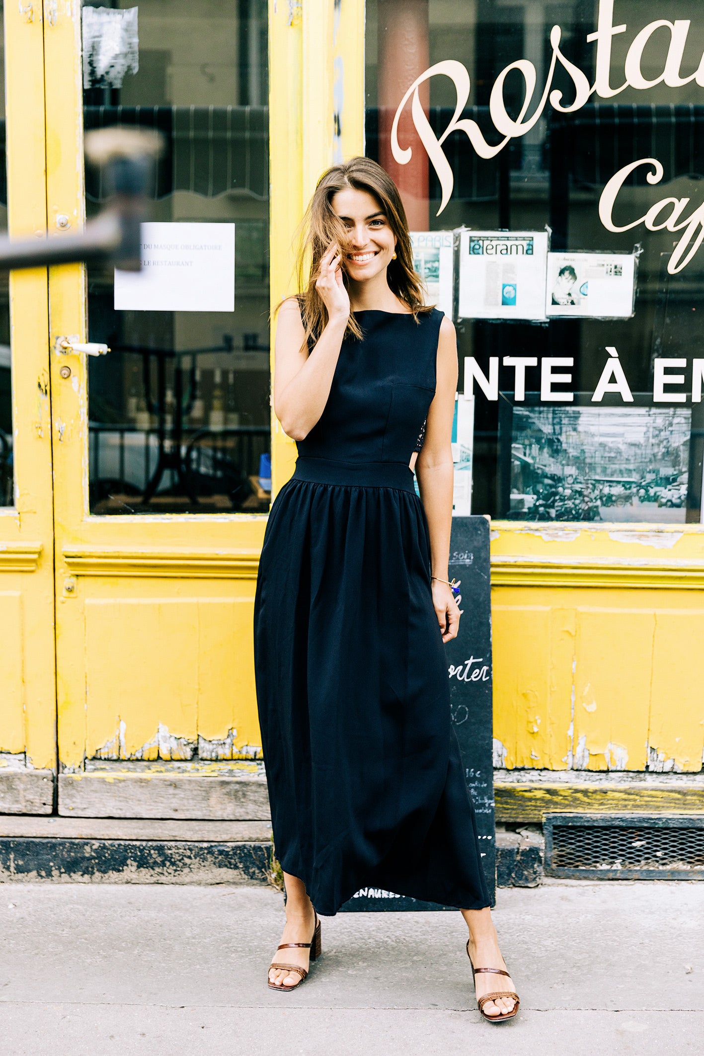 Fronces délicates à la taille de la robe 'Jeanne' en soie noire. Robe longue avec des fronces tout au long de la taille.