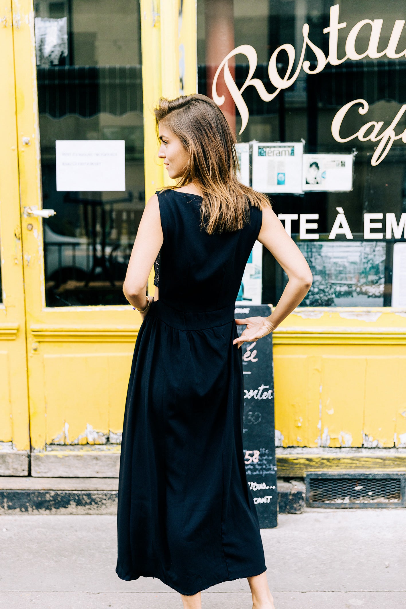 Vue complète de dos de la robe en soie noire "Jeanne"