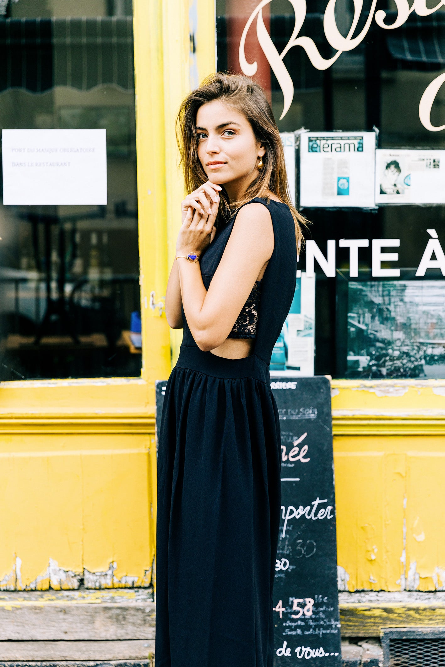 Robe 'Jeanne' en soie noire, vue complète avec dentelle sur les côtés