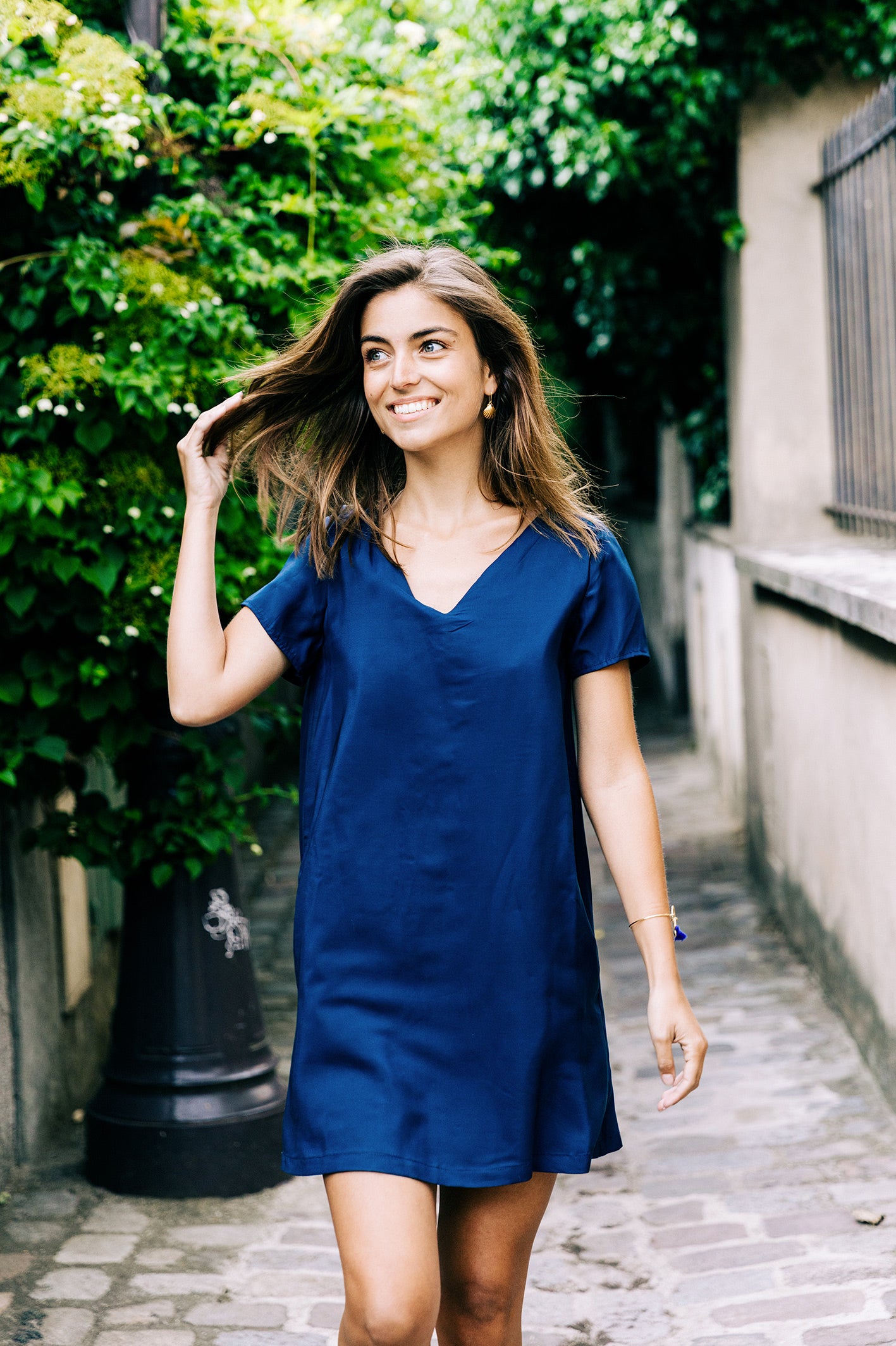Robe 'Maureen' en soie bleue marine. Vue complète en mouvement.