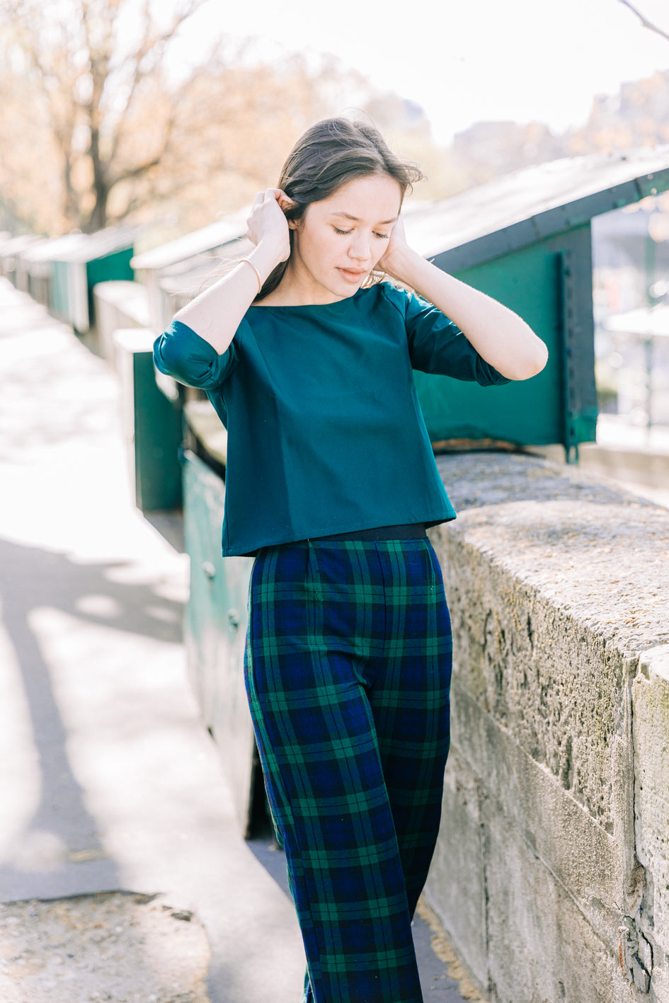 Ensemble 'Charlotte' avec pantalon en coton à carreaux bleu et vert et top dos nu en soie vert foncé, porté par un modèle