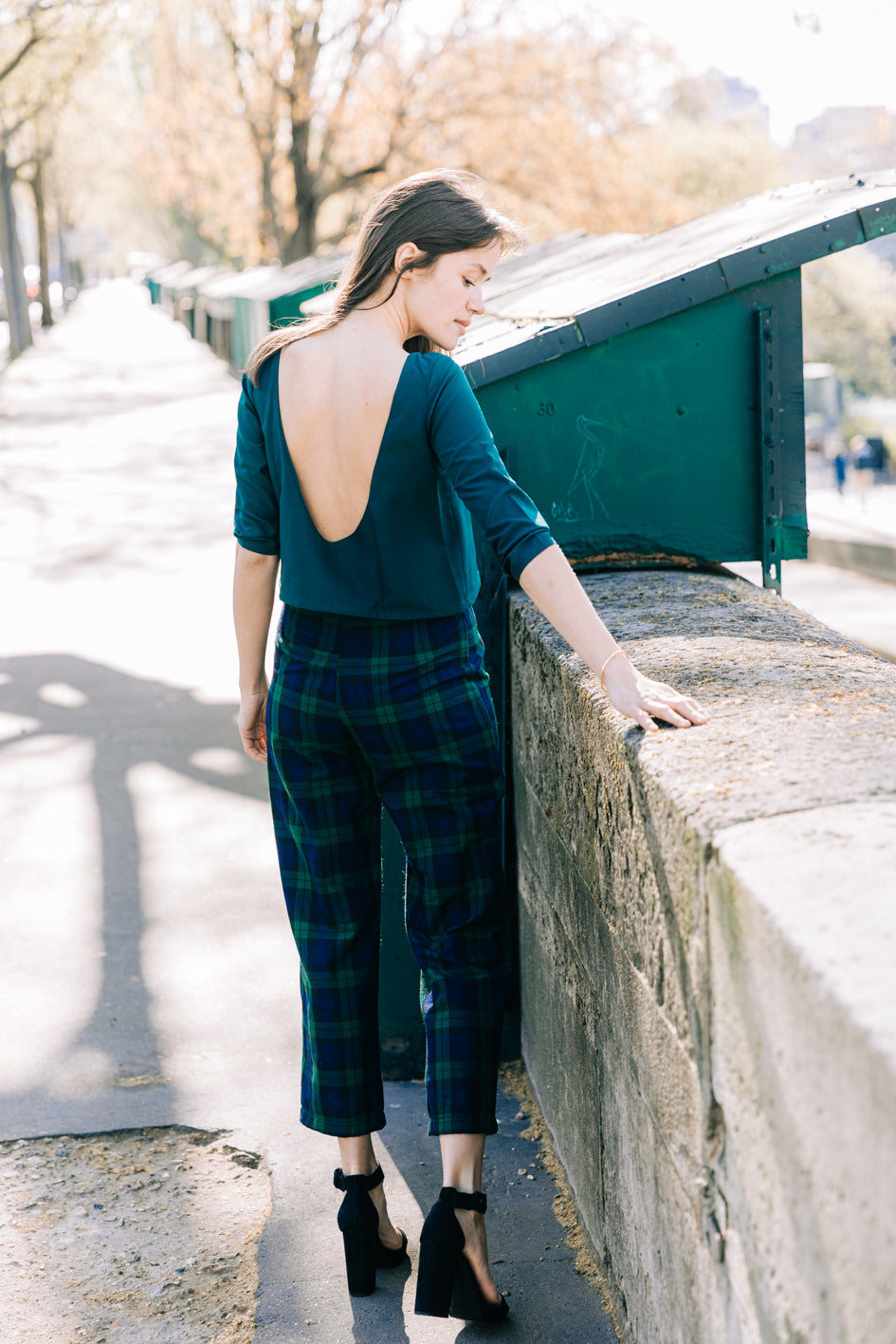 Détail du dos nu du top en soie et coton vert foncé de l'ensemble 'Charlotte