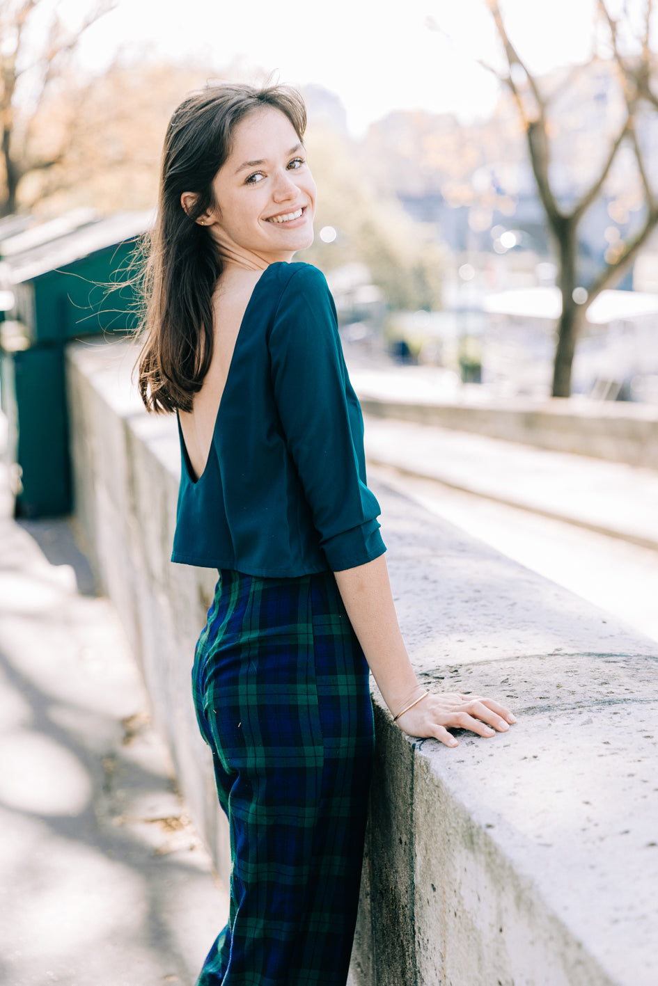 Top dos nu en soie et coton vert foncé, avec encolure ronde et manches 3/4, de l'ensemble 'Charlotte. Vue complète