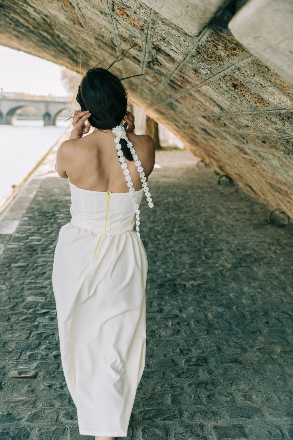 Vue complète de dos de la robe deux pièces 'Camille' en coton et soie.
