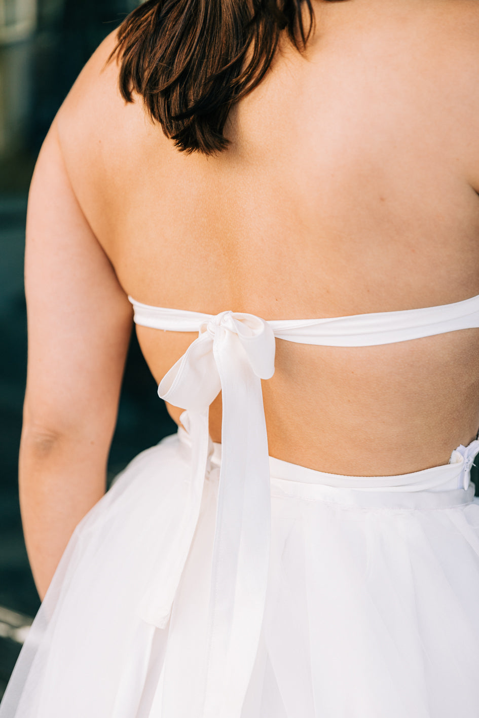 robe de mariée en soie. Détail ruban en soie ivoire. Robe dos nu et cintrée à la taille. robe à nouer dans le dos. Robe longue en soie ivoire. Robe longue en soie blanche.