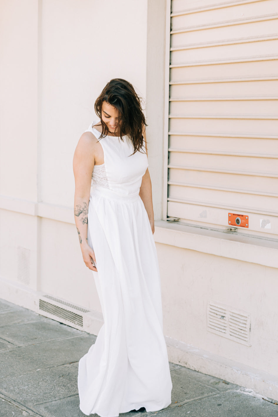 robe de mariée blanche. Longue, en soie, froncée à la taille pour plus de confort . Confection française. Robe longue en soie sur mesure. Robe longue blanche sur mesure. Robe de mariée demie mesure. Robe mariage civil. Robe union civil. Faire sa robe sur mesure. Robe blanche en soie longue