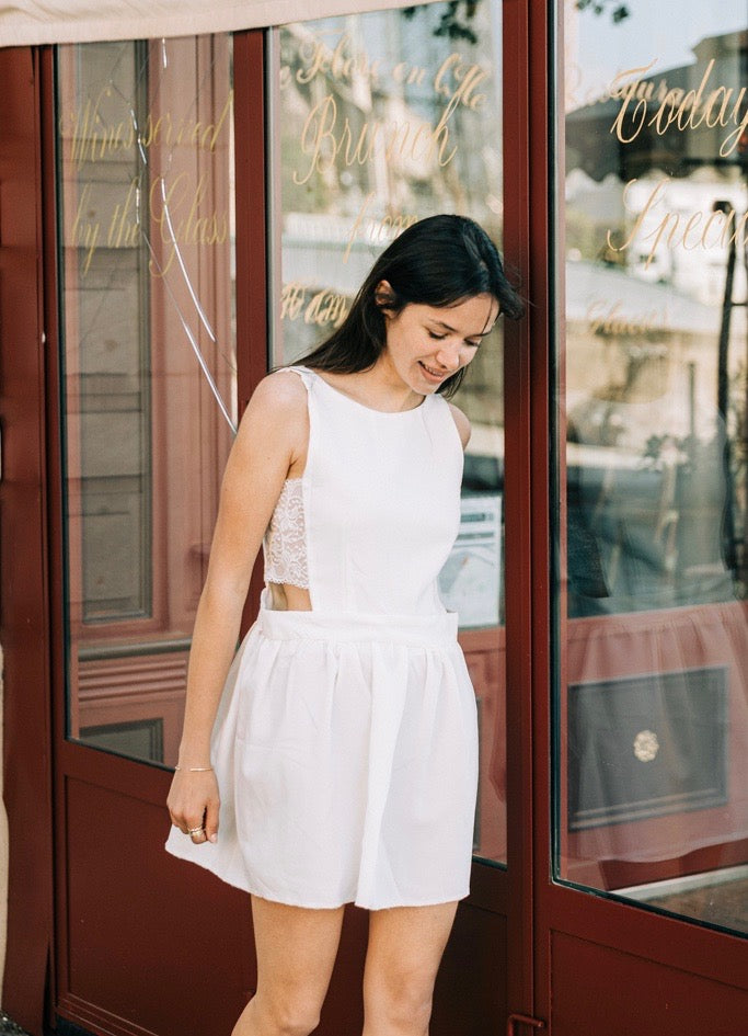 robe de mariée- robe de mariage. Robe courte et blanche en soie. Confection française. Atelier à paris de confection de robe de mariée. Robe de créatrice française. Robe de créateur. Robe de mariée créateur. Robe courte de mariage civil. Robe sur mesure