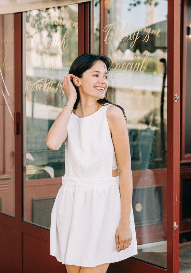 Robe de mariage civil. Robe blanche, courte, ajourée sur les côtés par de la dentelle. Robe froncée à la taille. Robe patineuse blanche. Robe patineuse ivoire. Robe sur mesure ivoire