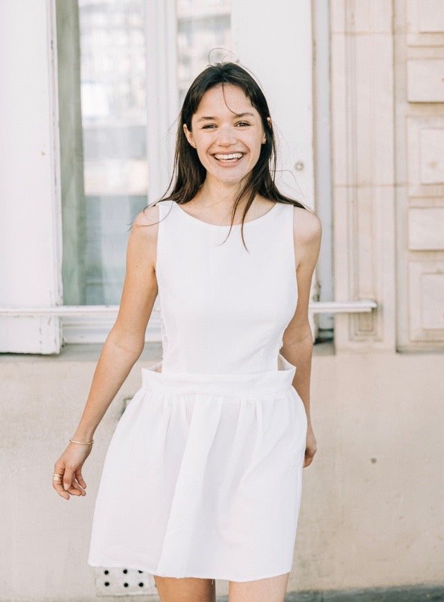 robe mariage civil. Taille large, froncée à la taille et ajourée sur les coptes par de la dentelle. Robe de mariée. Robe courte de mariée; Robe courte de mariage civil. Robe courte en soie blanche. robe courte ivoire. Petite robe cintrée à la taille.