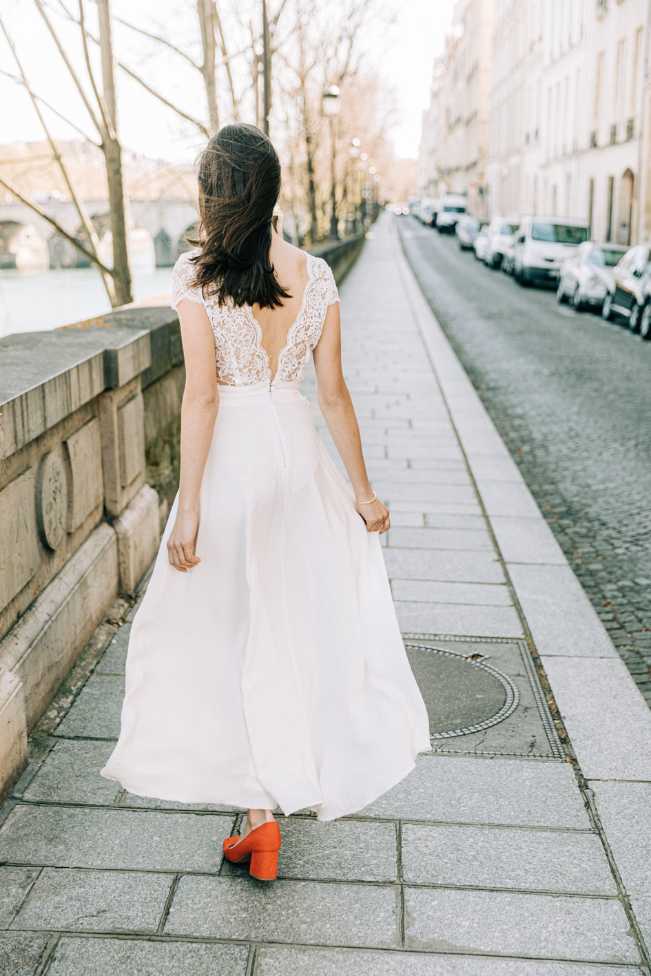 Dos nu robe de mariée. Mariage cérémonie. fabriquée en France. Wedding dress. Détail robe en soie. Confection robe en soie de mariée sur mesure. Robe de mariée sur mesure. Robe petit prix sur mesure. Robe de mariée en soie et dentelle