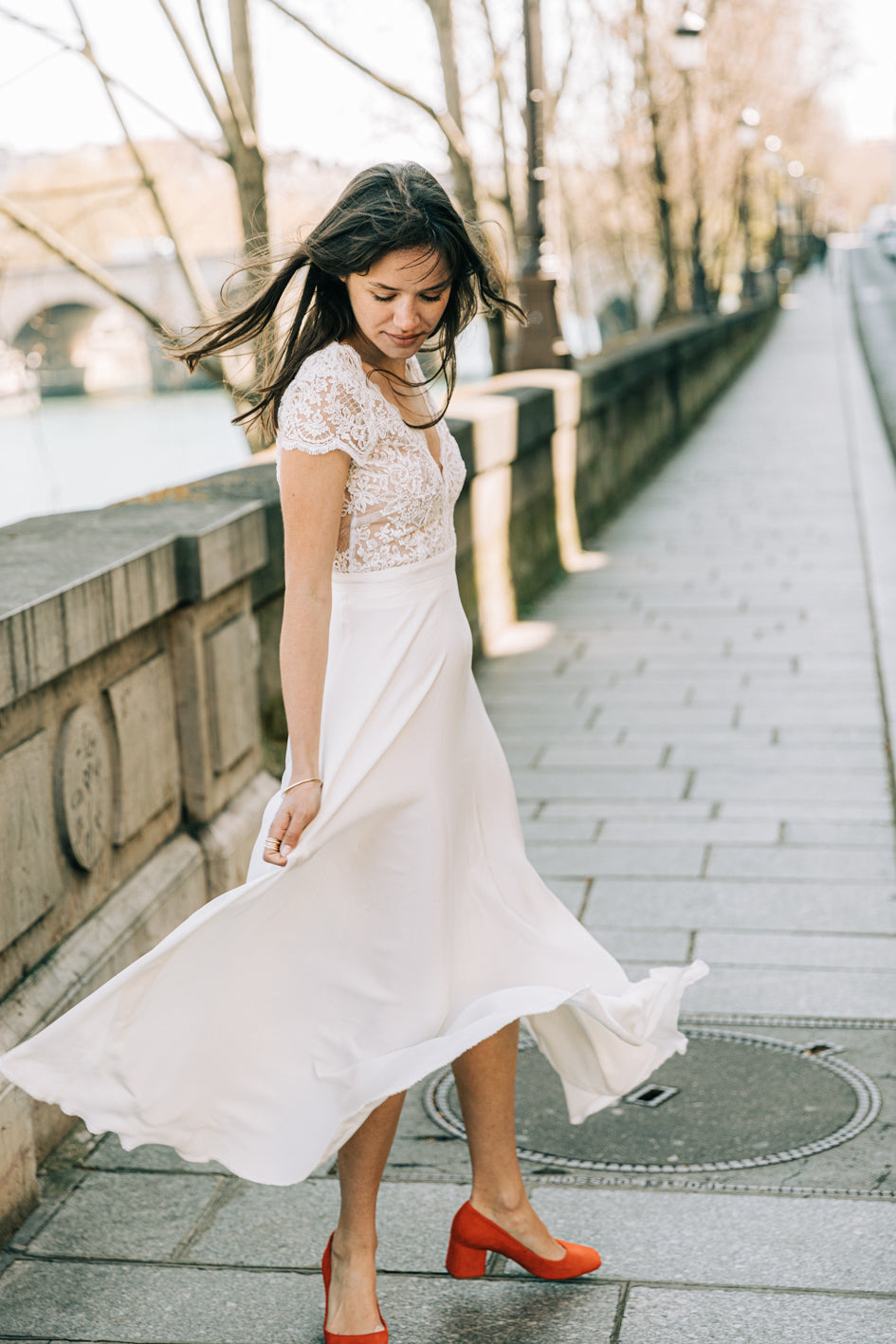 ROBE DE MARIÉE LONGUE EN SOIE. Robe patineuse. Robe de mariée patineuse en soie ivoire. Confection de robe de mariée made in France. Décolleté V et dos nu. Robe longue en soie