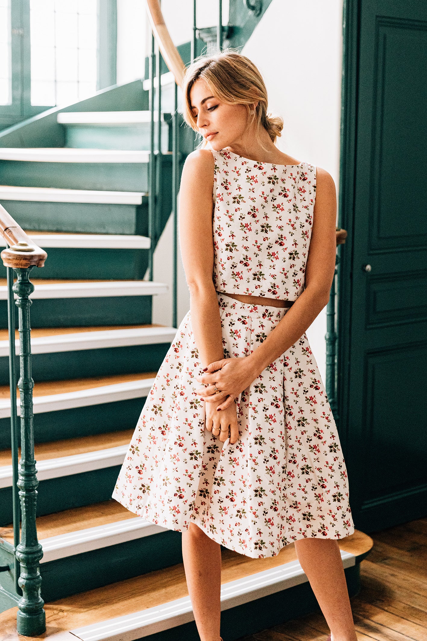 Ensemble 'Julie' avec jupe patineuse à plis et crop-top en coton piqué fleuri, porté par un modèle