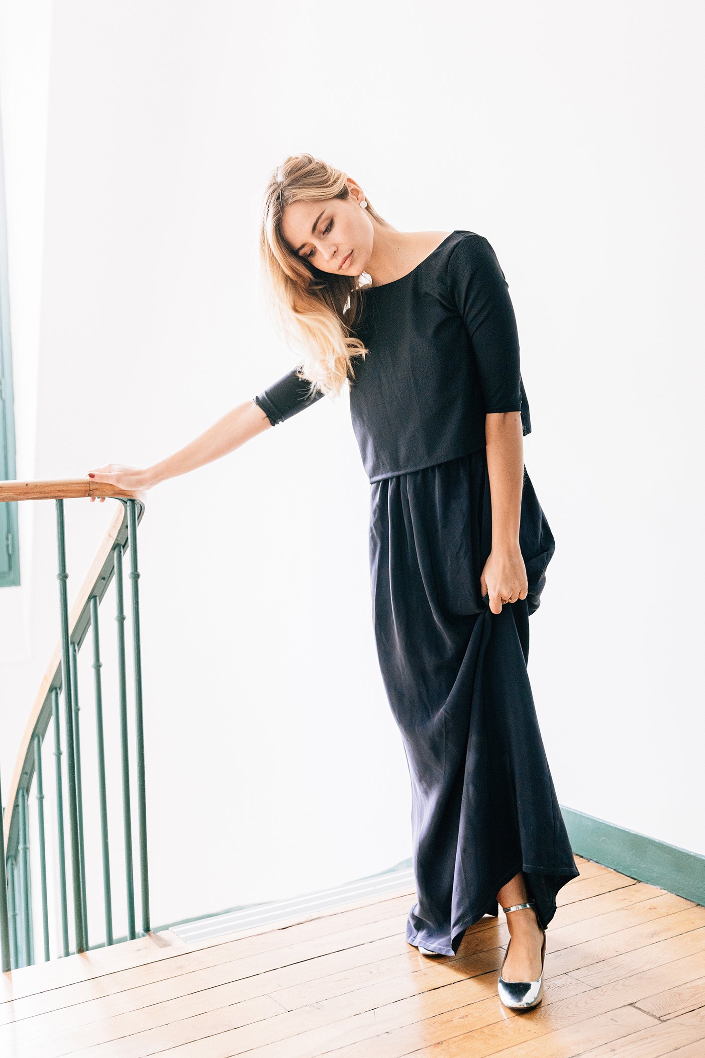 Jupe longue en soie noire avec boutons au dos, de l'ensemble 'Marina' et top manches 3/4. Vue complète du modèle