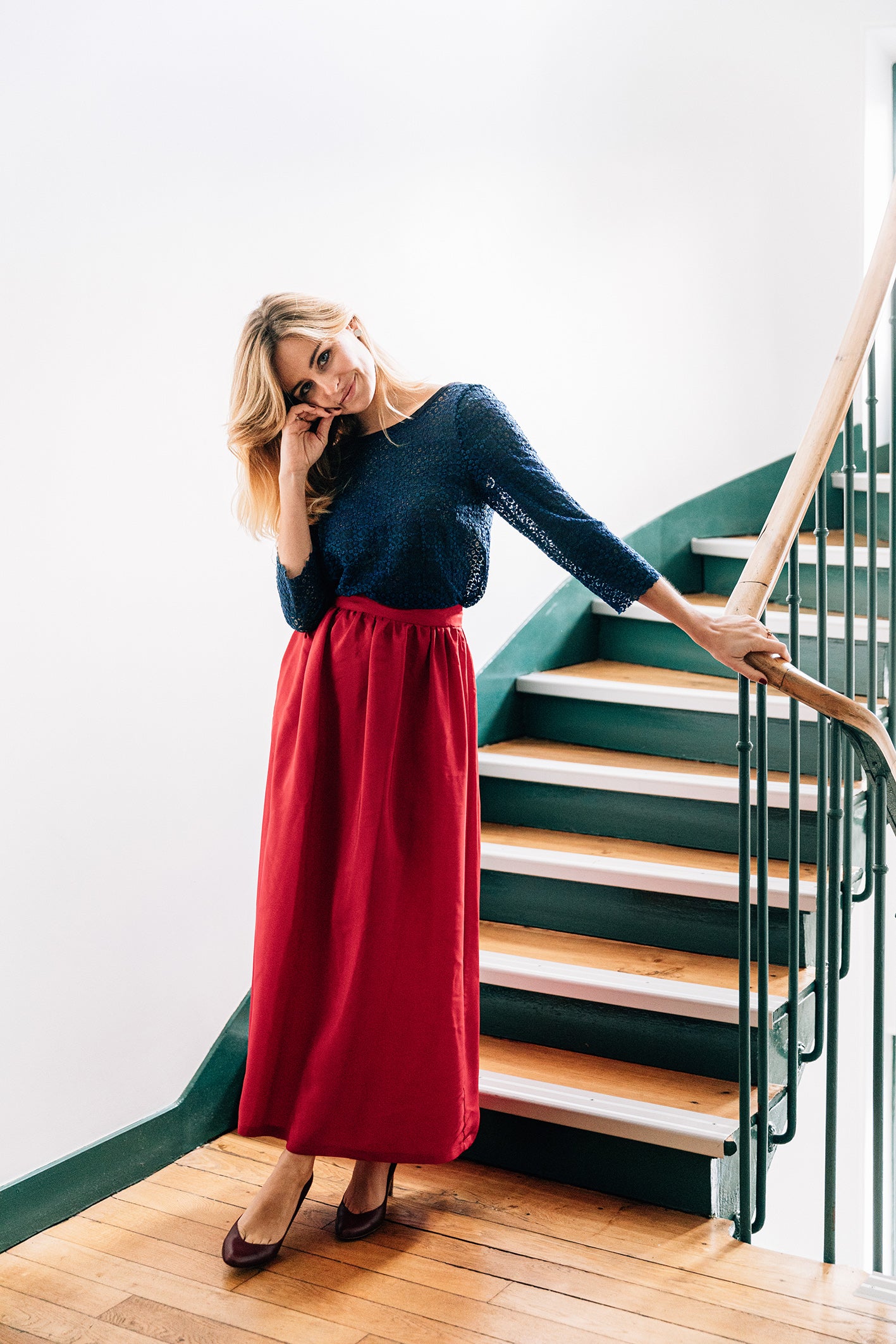 Jupe longue 'Adeline' en soie rouge avec boutons bleus, vue complète