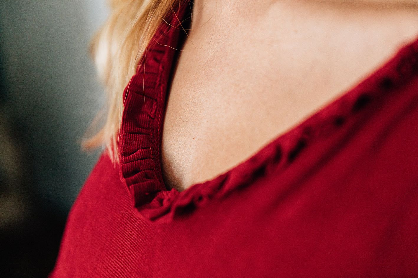Détails des volants sur le décolleté en V de la robe 'Pauline' en velours de coton